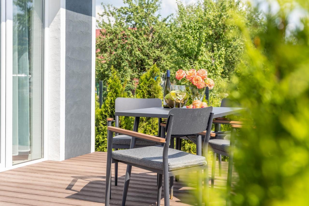 Villa Family Garden House With Free Private Parking & Playground Riga Exterior foto